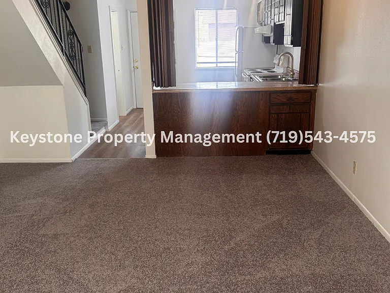 Updated 2 Bedroom Belmont Townhome with Attached Garage & Fenced Yard $1300/$1300 — Photo 4