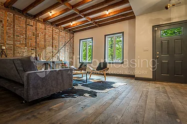 Rented by Dixon Advisory USA Inc.