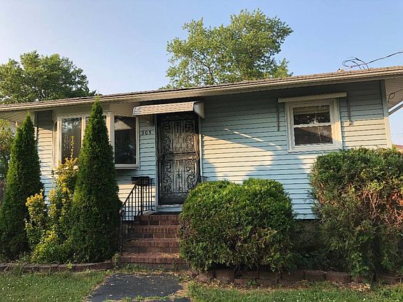 3rd image of 203 Thornycroft Ave