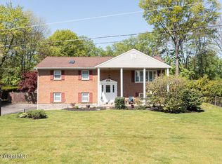 2001 Oakleaf Dr, Schenectady, NY 12303