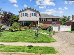 330 Whitehall Blvd, Garden City, NY 11530