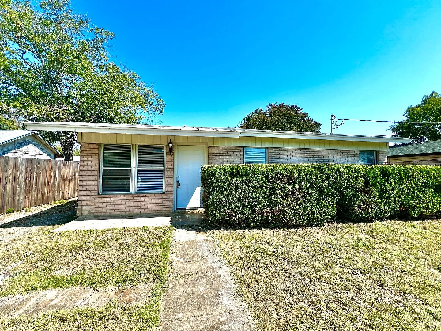 Charming 3 bedroom, 1 bathroom home — Photo 1