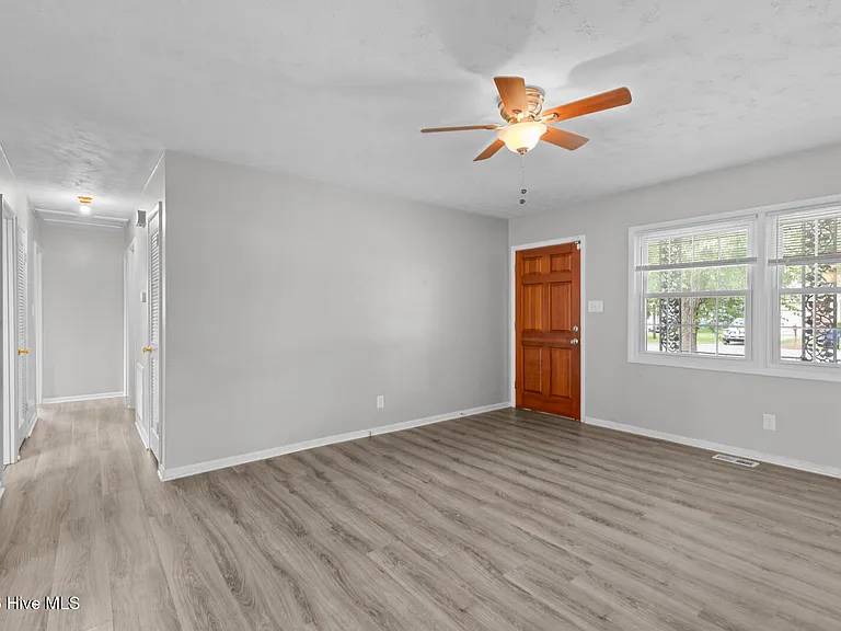 105 Valley Ct — Photo 4