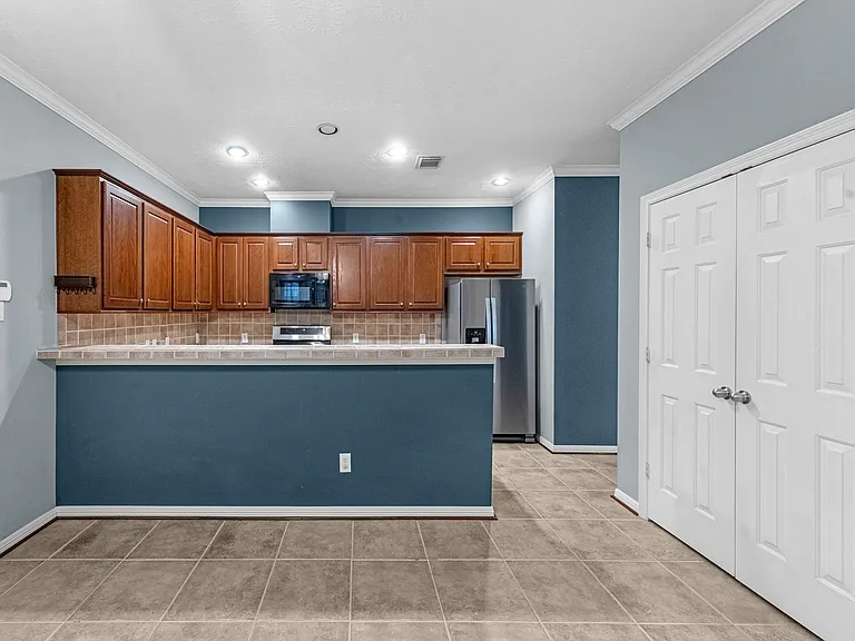 5228 Larkin St — Photo 7
