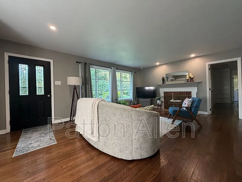 4 bed, 3.0 bath, 2828 sqft, $2,995 — Photo 2