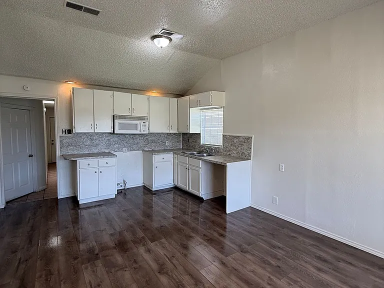 3202 Baylor St — Photo 9