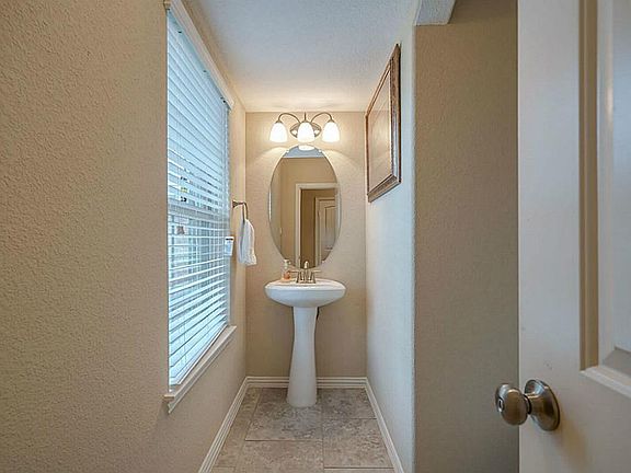 3rd image of 2237 Oak Circle Dr N