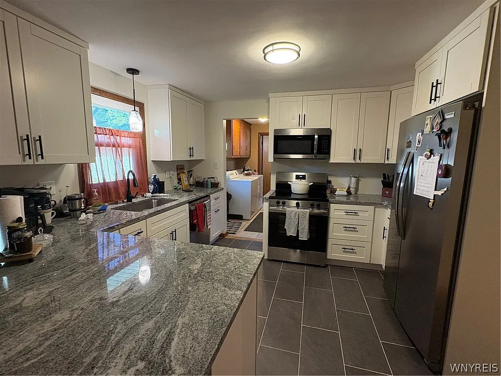 3 bed, 1.5 bath, 1391 sqft, $2,300 — Photo 4