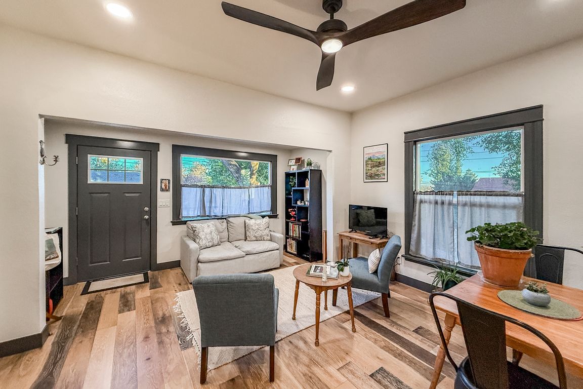 next background image