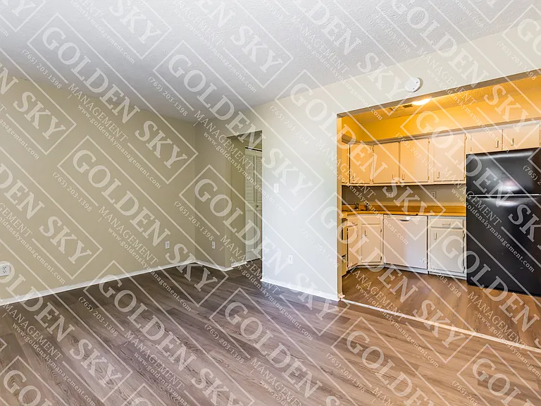 915 N Muessing Apts — Photo 4