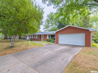 1802 Saint Clair Dr, Pekin, IL