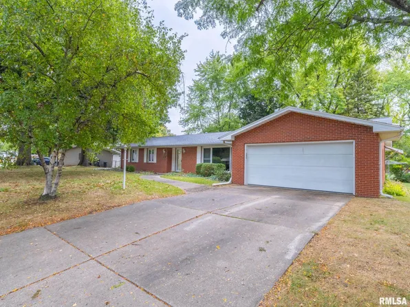 1802 Saint Clair Dr, Pekin, IL 61554