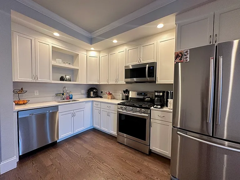 371 Main St #4 — Photo 2