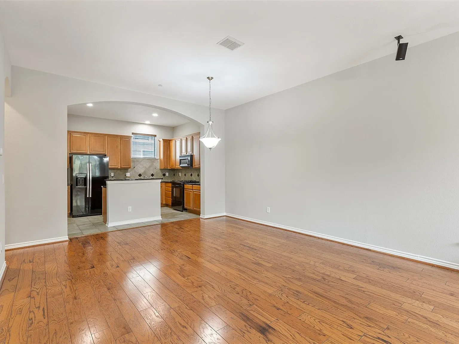 2 bed, 1880 sqft, $3,800 — Photo 4