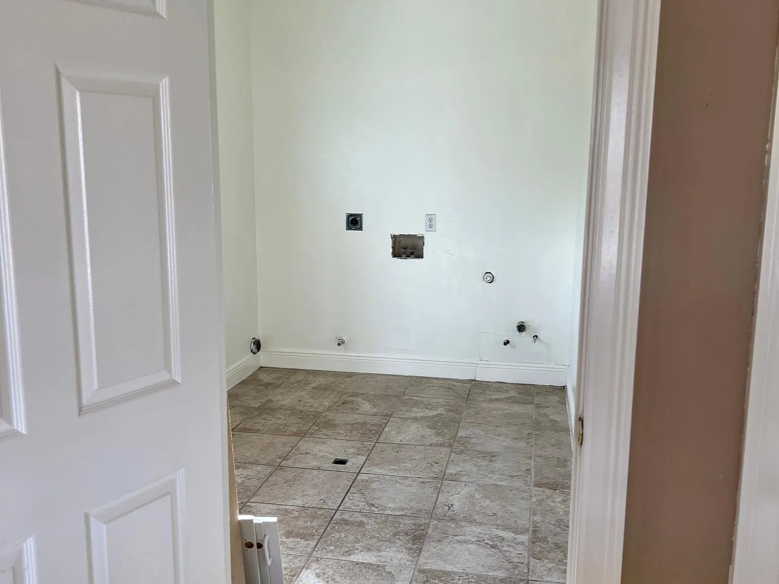 4 bed, 2.5 bath, 2500 sqft, $2,500 — Photo 2