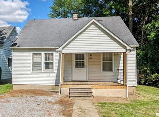 505 S Main St, Wayne City, IL 62895