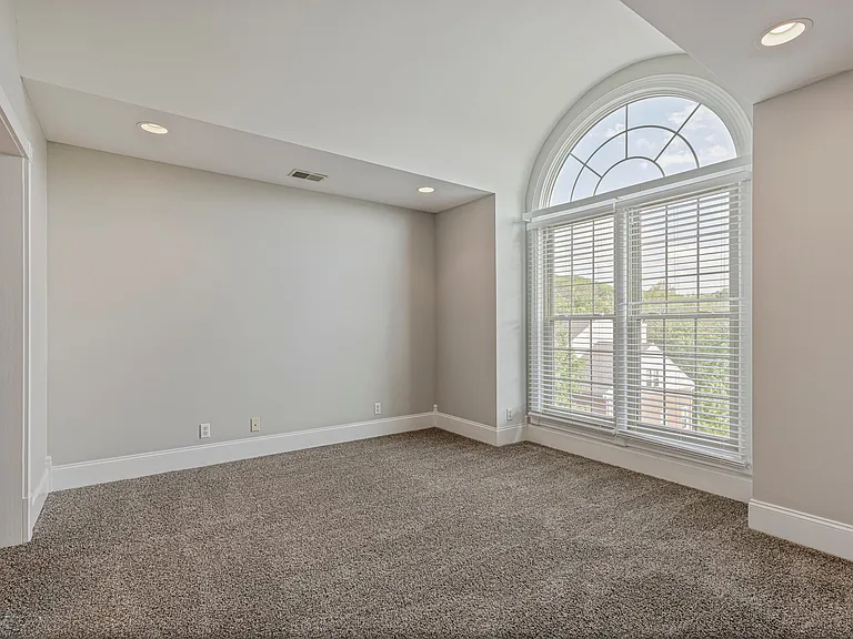 604 Clayborne Ct — Photo 27