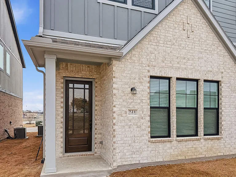 721 Kerrville Ln — Photo 2