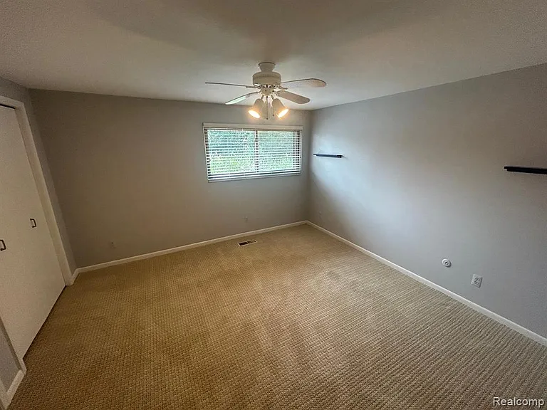 24915 Lakeland St — Photo 18