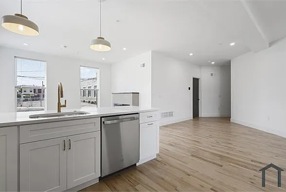 4 bed, $1,200 — Photo 3