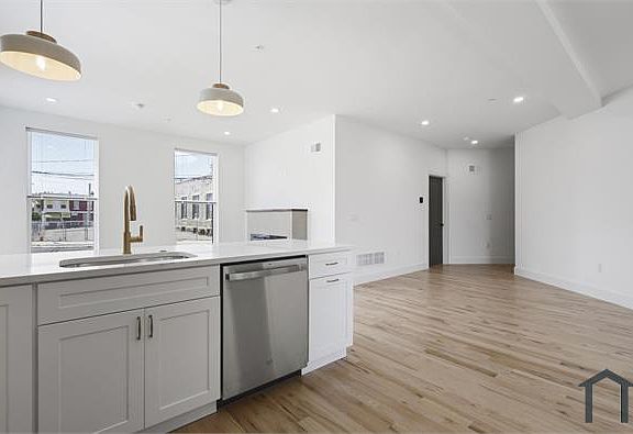 3rd image of 3001 Ridge Ave #1
