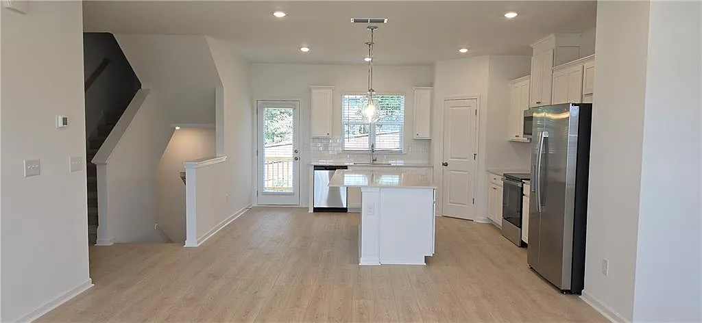 3 bed, 3.5 bath, 1967 sqft, $2,625 — Photo 3