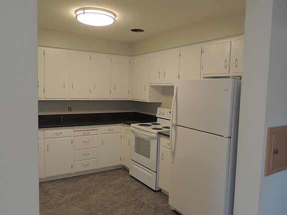 Kitchen, New appliances and granite countertops