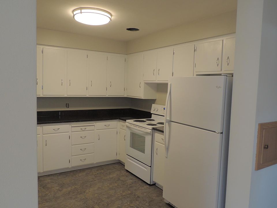 Kitchen, New appliances and granite countertops