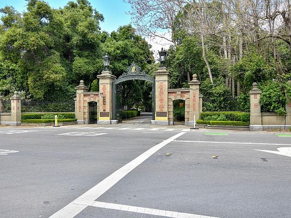 5th image of 390 Greenoaks Dr