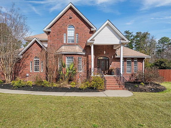 3rd image of 121 Wintergreen Rd