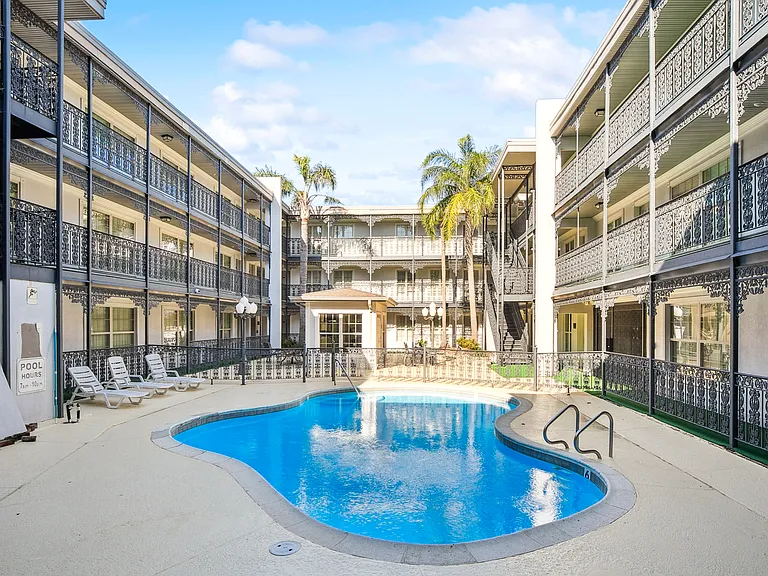 La Plaza Apartments — Photo 12