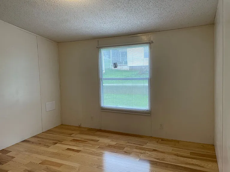 102 Shelby St — Photo 16