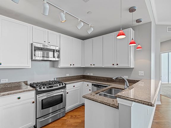 4th image of 500 Throckmorton St APT 2701