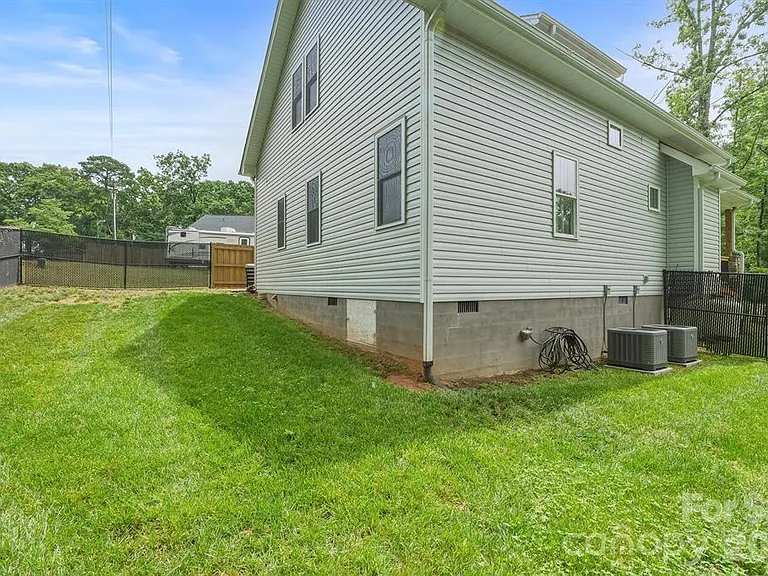 2029 Bost St — Photo 35