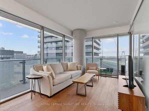 70 Distillery Ln #1103, Toronto, ON M5A 0E3