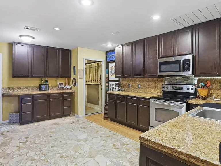 909 W Lloyd St #1 — Photo 3