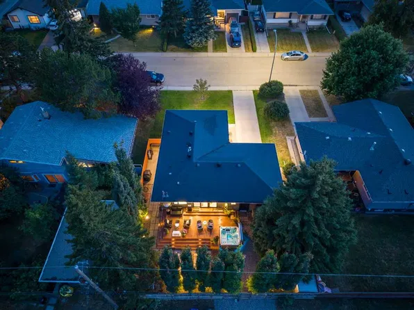 20 Gainsborough Dr SW, Calgary, AB T3E 4W7