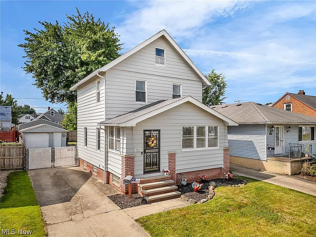 3 bed, 984 sqft, $2,000 — Photo 3
