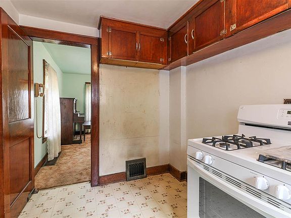 5th image of 247 Wood Ave