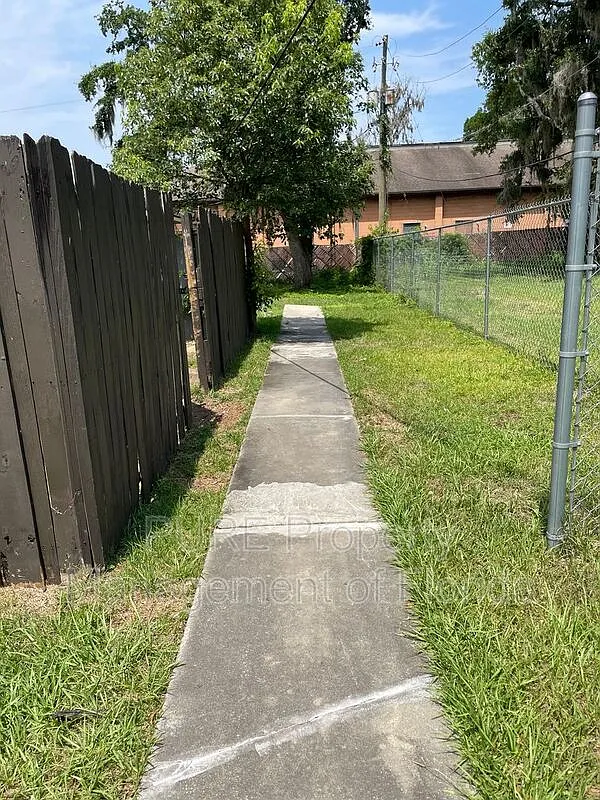 2 bed, 1.0 bath, $1,050 — Photo 3