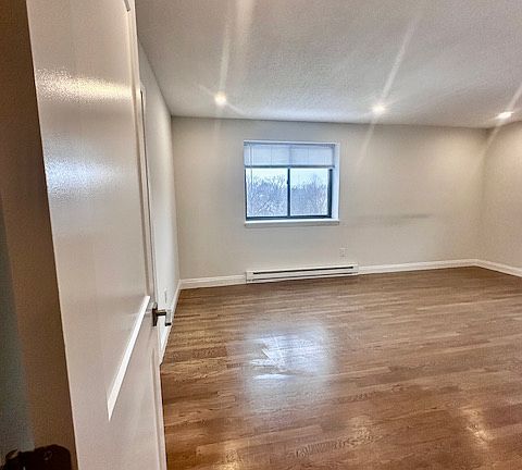 5th image of 310 Hammond Pond Pkwy #5