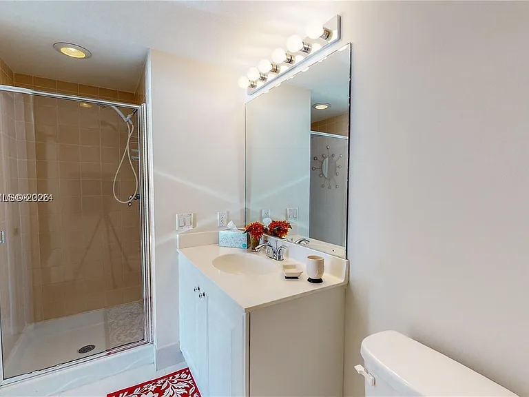 18100 N Bay Rd #504 — Photo 12