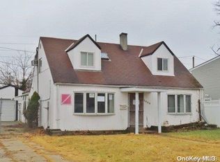 1438 Coolidge St, Bellmore, NY 11710