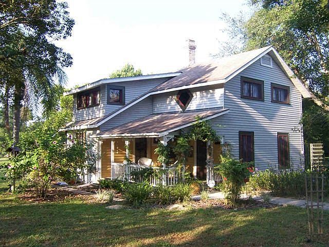 Country home on 1 acre plus completly fenced