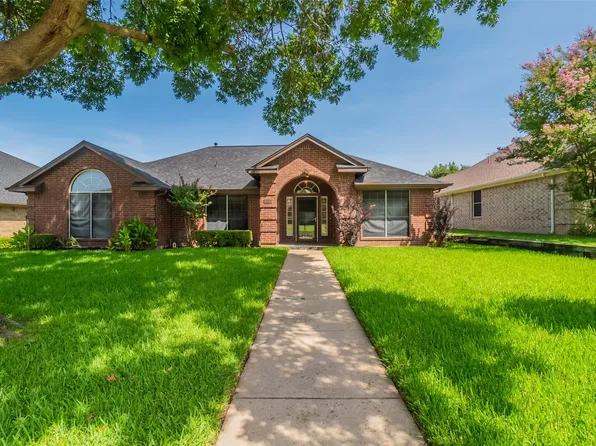 1221 Holly Hill Dr, Grand Prairie, TX 75052