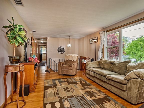 5th image of 27 Mount Tom Ave