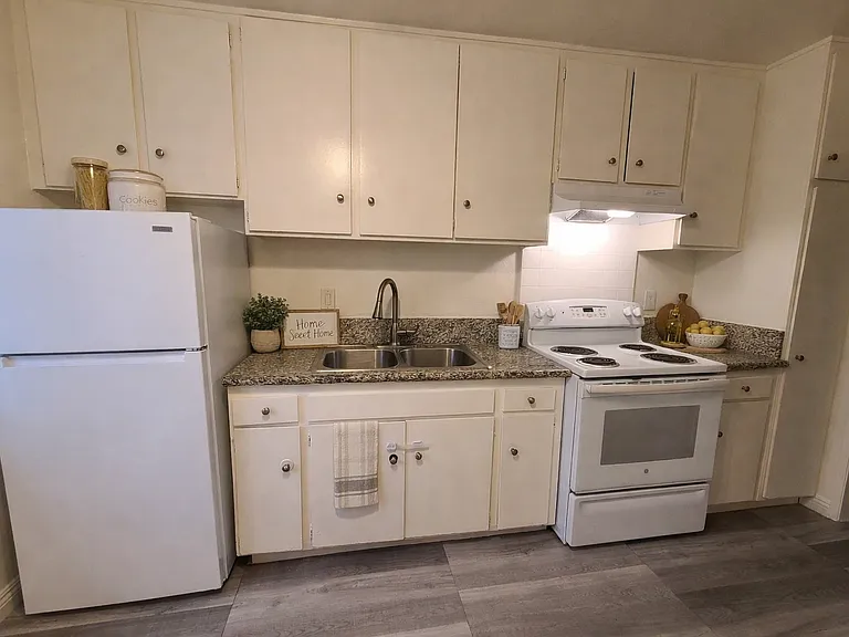 8542 Columbus Ave — Photo 2