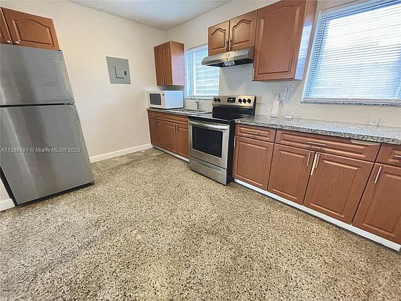 5th image of 1828 Lauderdale Manor Dr