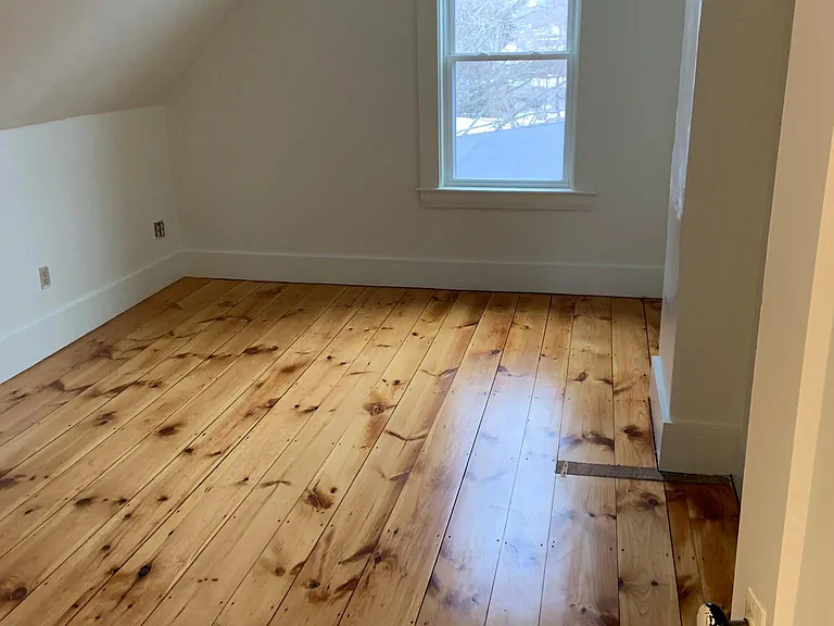 one of 2 bonus rooms on the 3rd floor, both have closets.