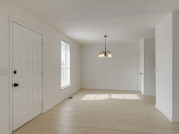 3rd image of 3547 Chesapeake Dr